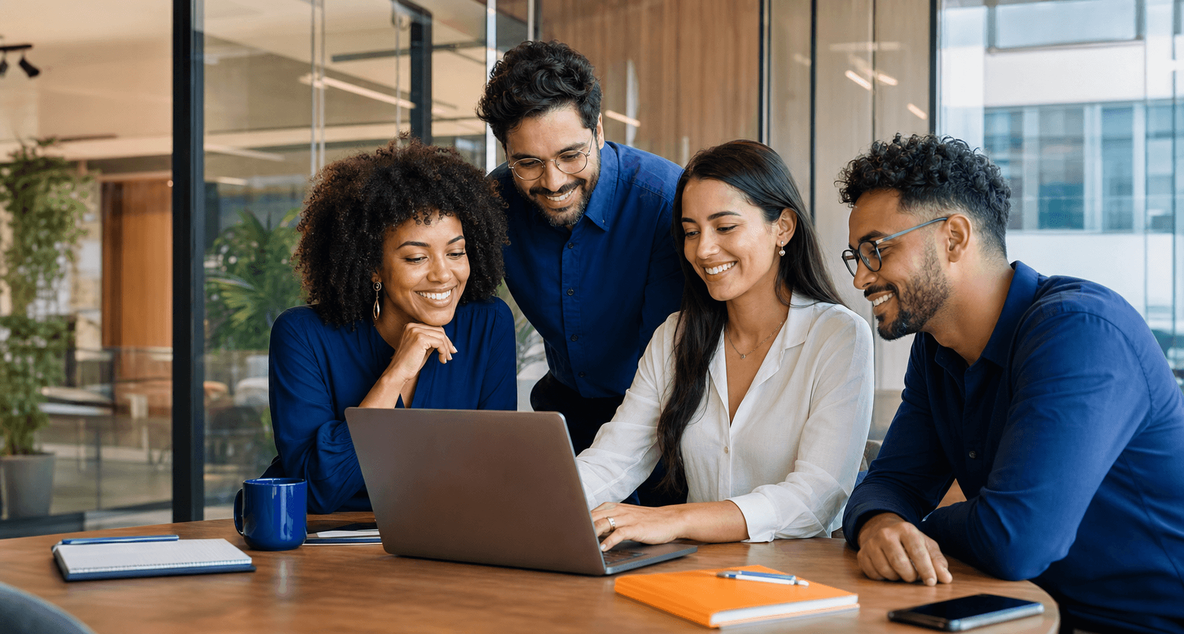 Equipe de recrutamento colaborando na publicação de uma vaga