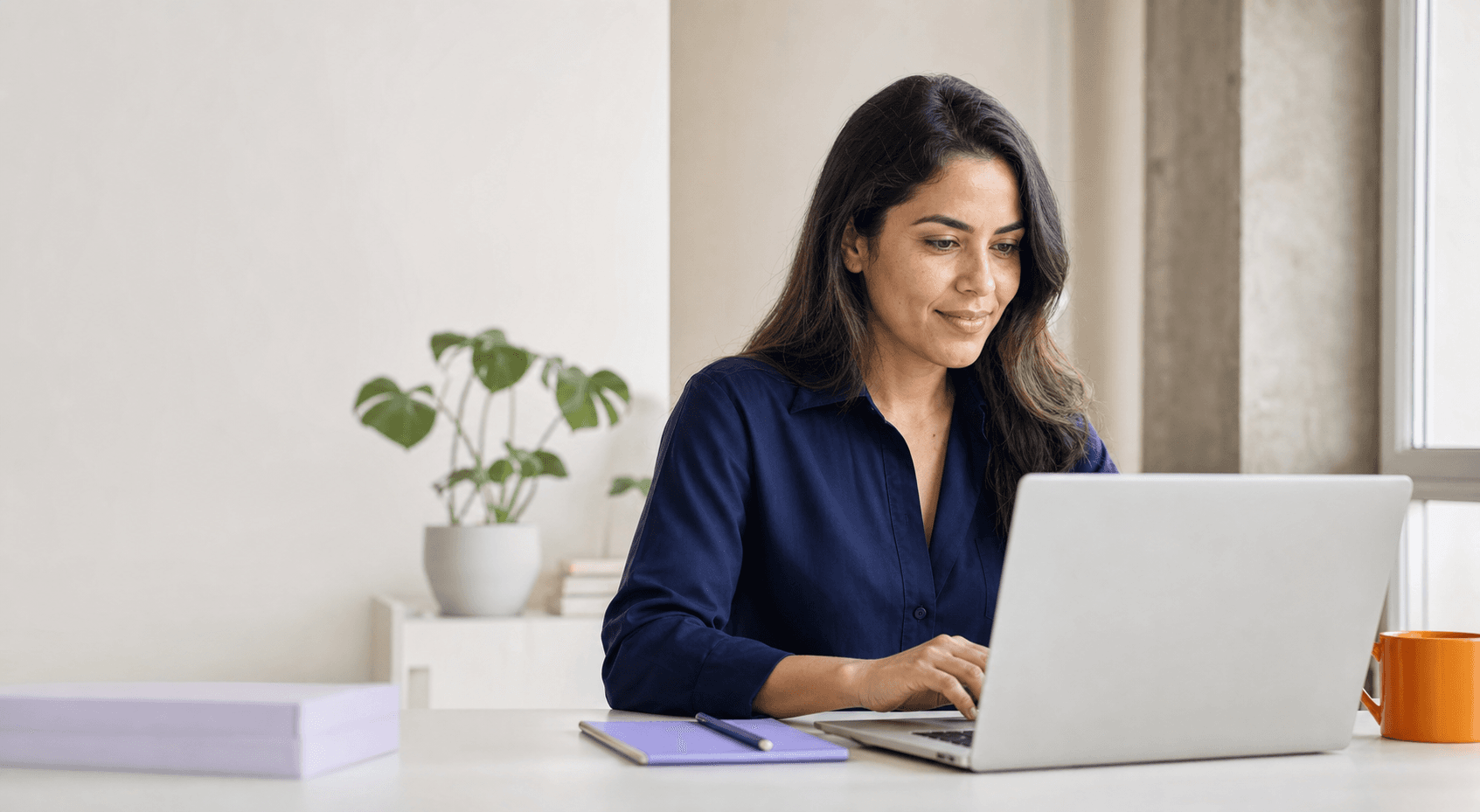 Profissional pesquisando novas oportunidades de trabalho no computador